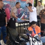Pelaku terpaksa dilumpuhkan dengan timah panas karena berusaha melawan petugas.