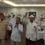 Soemarjono didampingi, Gus Toha dan Tutur Anjar Jiwandono, pimpin orasi kemenangan. 