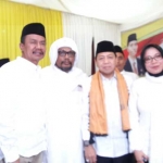 Anggota Komisi VII DPR RI, Eni Maulani. S bersama Ketua DPR RI Setya Novanto saat safari Ramadan di Gresik. foto: syuhud/ bangsaonline