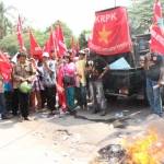 Massa pengunjuk rasa membakar uang mainan di depan kantor Kejaksaan. foto: TRI SUSANTO/ BANGSAONLINE
