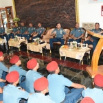 Kepala Staf TNI AL (Kasal) Laksamana TNI Siwi Sukma Adji saat memberikan briefing untuk prajurit Koarmada ll, Surabaya, Kamis (10/10).