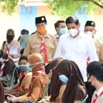 Wali Kota Kediri Abdullah Abu Bakar (baju putih) didampingi Kepala Dinas Pendidikan sekaligus Ka. Kwarcab, Siswanto dan Kepala Dinas Kesehatan dr. Fauzan Adima saat meninjau pelaksanaan vaksinasi terhadap adik-adik pramuka. (foto: ist)