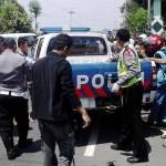 Mayat jambret saat dibawa ke RSK Sumberglagah Pacet. foto: indopos