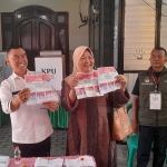 Abah Anton bersama istri saat nyoblos di TPS 002 Tlogomas.