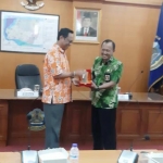 Ir. Puguh Santoso, Asisten II Setda Pemkab Bangkalan memberikan cinderamata kepada Joko Sentoso ketua rombongan DPRD Kota Semarang.