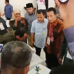 Ketua KPU Lamongan Imam Ghozali didampingi Tim Bawaslu melakukan pengecekan suara caleg yang tertukar. 