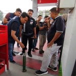 Petugas dari Polres Bangkalan dan Diskopumdag saat sidak atau inspeksi mendadak ke salah satu SPBU.