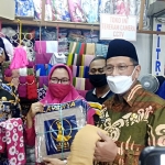 Bupati Yuhronur saat melihat langsung produk Lamongan yang dijual di Pasar Lamongan. (foto: ist)