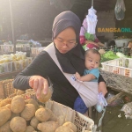 Ilustrasi konsumen saat berbelanja di salah satu Pasar di Surabaya. Foto: Sulthon/Bangsaonline.