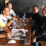 Ketua DPRD Gresik Fandi Akhmad Yani dan Wakil Ketua Ahmad Nurhamim saat ngobrol di salah satu kedai kopi. foto: ist.