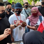 Dalam setiap kunjungan ke pasar maupun ke UMKM, Cabup Kediri Hanindhito Himawan Pramono selalu mengajak dialog pedagang dan setelah itu membeli dagangannya. foto: MUJI HARJITA/ BANGSAONLINE