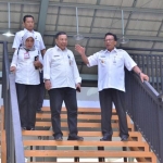 Bupati Sambari saat memimpin pengecekan Pujasera di Terminal Malik Ibrahim. foto: ist