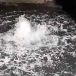 Semburan gas menyengat di Kali Gununganyar, yang meresahkan warga setempat. Foto: Ist.