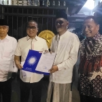 Wakil Ketua Umum PAN Yandri Susanto saat menyerahkan surat rekom PAN kepada  calon bupati Bangkalan KH Imam Buchori di depan pintu pagar rumah dinas Menteri Perdagangan Zulkifli Hasan Jalan Widya Candra Jakarta, Rabu (29/5/2024) malam.