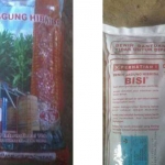 Bibit jagung yang dijual di salah satu kios pertanian di kecamatan Soko.