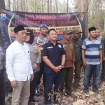 Kasatreskrim Polres Lamongan AKP Wahyu Norman Hidayat berfoto bersama petugas Perhutani dan masyarakat seusai simulasi kebakaran hutan.