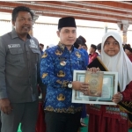 Bupati Mojokerto saat menyerahkan penghargaan ke penghafal Juz Amma dan tahfidz
