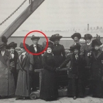 Mabel Bennett mengenakan mantelnya saat berpose di kapal SS Lapland, dua minggu setelah tenggelamnya kapal titanic. foto: mirror.co.uk