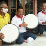 Qosim-Alif ketika menabuh rebana. foto: ist.