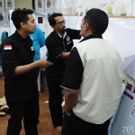 Ketua Panwascam Klojen Ihya Ulumudin bersama para komisioner saat sinkronisasi data disaksikan para saksi, Minggu (28/04). foto: IWAN/ BANGSAONLINE