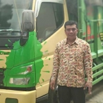 Damhudi, Ketua KPU Pacitan saat mengecek kesiapan distribusi logistik pemilu. (foto: Yuniardi Sutondo/BO)