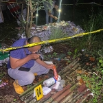 Petugas saat olah TKP ledakan yang melukai 2 pelajar di Blitar.