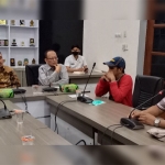Abdullah Syafii (kanan) saat mengadukan dua Anggota DPRD Gresik karena berada dalam ritual pernikahan manusia dengan kambing, 8 Juni lalu. foto: SYUHUD/ BANGSAONLINE.