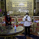 Wali Kota Risma saat menerima bantuan dari Staf Khusus Kepala BIN, Mayjen TNI Dr. Suyanto. (foto: ist).