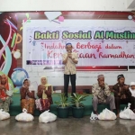 BERBAGI: Kaum Dhuafa dan Anak Yatim menerima santunan dari Yayasan Al Muslim saat doa bersama, Sabtu (2/6). foto: istimewa