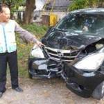 RINGSEK. Petugas menunjukkan mobil yang ringsek setelah terlibat kecelakaan dengan dua pelajar. (foto: nanang ichwan/BANGSAONLINE)