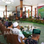 Pangdam V/Brawijaya Mayjen TNI I Made Sukadana saat bersilaturrahmi dengan ulama, tokoh agama serta tokoh masyarakat di Pendopo Situbondo. foto: MURSIDI/ BANGSAONLINE