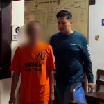 Oknum guru yang melakukan pencabulan terhadap siswinya saat dikeler di Mapolres Tuban.
