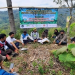 Tim Relawan Pelestari Kawasan Wilis berdiskusi, sebelum deklarasi. foto: Muji Harjita/ bangsaonline.com