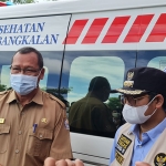 Bupati Bangkalan, R Abdul Latif Amin Imron, dan Kadinkes Bangkalan, Sudiyo, saat memberi pemaparan kepada awak media terkait ambulans 