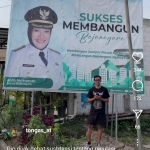 Maulana Arjun Sifak saat melakukan aksi kritik lewat rekaman video dengan latar belakang baliho Bupati Bojonegoro Ana Muawanah. Foto: instagram. 