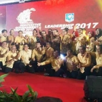 Bupati Gresik Sambari HR diapit sejumlah pejabat eselon II usai menerima penghargaaan. foto: syuhud/bangsaonline 