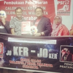 Kader PSI Kota Surabaya, Fendy Pratama tampil dengan gimmick Joker saat mendaftar sebagai bakal Calon Wali Kota/Wakil Wali Kota Surabaya dari PSI. foto: DIDI ROSADI/ BANGSAONLINE