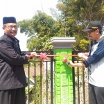 Drs H Samsudin, MPd, kepala MTsN 1 Kota Malang bersama Ketua Komite MTsN Mochtar, disaksikan kades Sri Gading dan kasun Jeruk, saat peresmian pagar halaman masjid di Dusun Jeruk, Sabtu (25/8). Foto: IWAN I/BANGSAONLINE