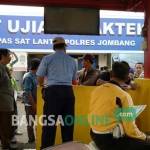 Pelayanan SIM di kantor Satlantas Polres Jombang.  foto: ROMZA/ BANGSAONLINE