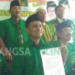 Pengurus DPC PPP Bojonegoro menunjukkan surat tugas untuk Pudji Dewanto sebagai Bacabup Bojonegoro.