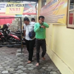 Tersangka saat digelandang ke Mapolsek Kepanjen Kidul.