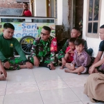 Personel Satgas TMMD Kodim 0809/Kediri saat berbincang akrab dengan masyarakat. Foto: Ist.