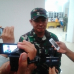 Dandim 0801 Pacitan Letkol (kav) Aristoteles Hengkeng Lawitang, saat memberikan keterangan persnya Sabtu (2/12) malam. Foto: YUNIARDI SUTONDO/BANGSAONLINE