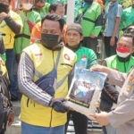 Kapolres Kediri Kota AKBP Wahyudi saat menyerahkan paket sembako kepada perwakilan pengemudi ojol. Foto: Ist