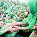 Para ibu-ibu Muslimat NU berebut menyalami Khofifah Indar Parawansa yang merupakan Ketua Umum Pimpinan Pusat (PP) Muslimat NU. Foto: Humas Pemprv Jatim