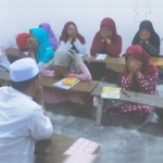 DAPAT TAMBAHAN: Salah seorang guru ngaji di salah satu TPQ Kecamatan Kanor, Bojonegoro. Saat ini para guru ngaji mendapatkan dana insentif dari Pemkab. 