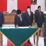 Penandatanganan nota pengesahan Rancangan P-APBD Kota Pasuruan 2022 oleh pimpinan DPRD dan Wakil Wali Kota Pasuruan.