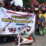 Ratusan pekerja seni saat menggelar demo di depan kantor DPRD Gresik. foto: SYUHUD/ BANGSAONLINE