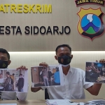 Kasat Reskrim Polresta Sidoarjo Kompol Muh Wahyudin Latif (kiri) didampingi Kanit Pidum Polresta Sidoarjo AKP Hafid Maulidi.