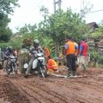 Kondisi salah satu jalan yang rusak pasca longsor. foto: suwandi/harian bangsa